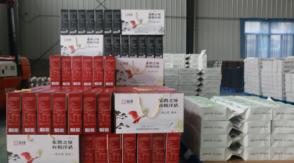 税收春风助力特色农业扬帆起航麻将胡了直播助农点亮洋县黑米(图1)