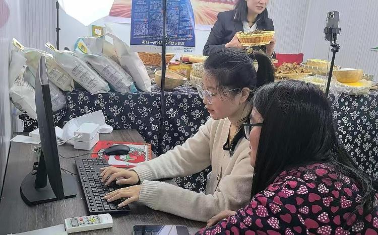 丨临沂：大娘家的玉米碴卖到广州PG电子麻将胡了2试玩家乡新事(图2)
