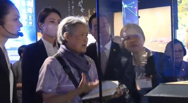 次庆祝70岁生日还拿着扇子给蛋糕扇风PG麻将胡了诗琳通公主访问故宫并再