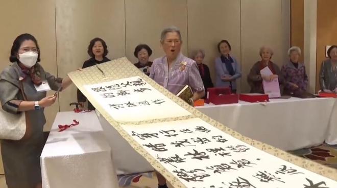 次庆祝70岁生日还拿着扇子给蛋糕扇风PG麻将胡了诗琳通公主访问故宫并再(图3)