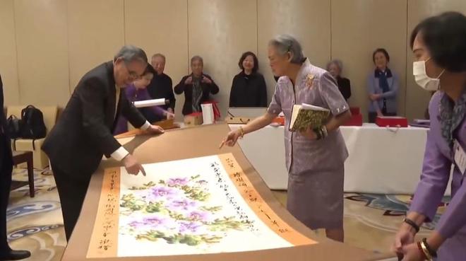 次庆祝70岁生日还拿着扇子给蛋糕扇风PG麻将胡了诗琳通公主访问故宫并再(图5)