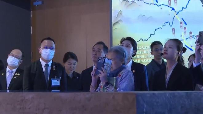 次庆祝70岁生日还拿着扇子给蛋糕扇风PG麻将胡了诗琳通公主访问故宫并再(图4)