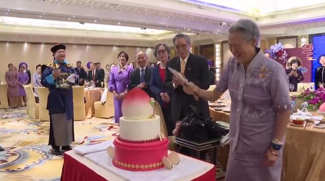 次庆祝70岁生日还拿着扇子给蛋糕扇风PG麻将胡了诗琳通公主访问故宫并再(图9)